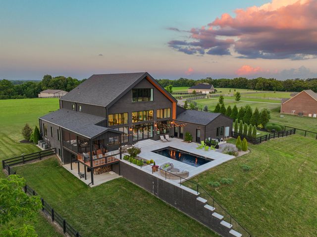 689 Sarah Blake Lane, Versailles, KY 40383