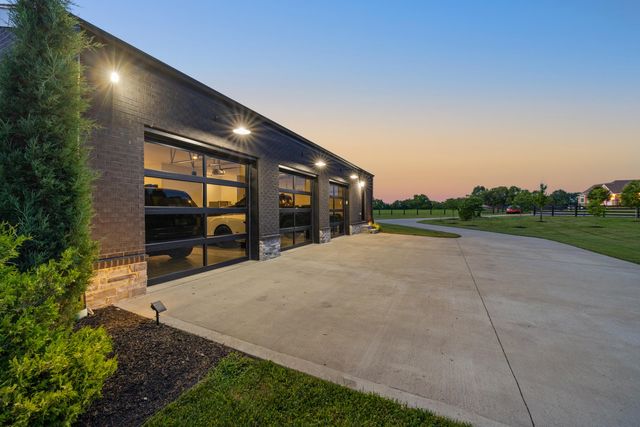689 Sarah Blake Lane, Versailles, KY 40383