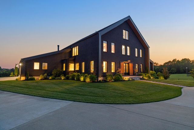 689 Sarah Blake Lane, Versailles, KY 40383
