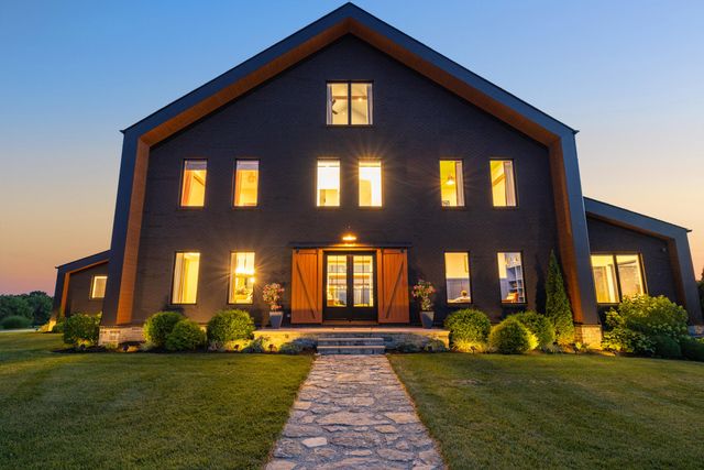 689 Sarah Blake Lane, Versailles, KY 40383