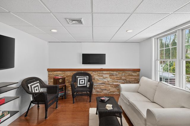 16 Gold Leaf Lane, Mashpee, MA 02649