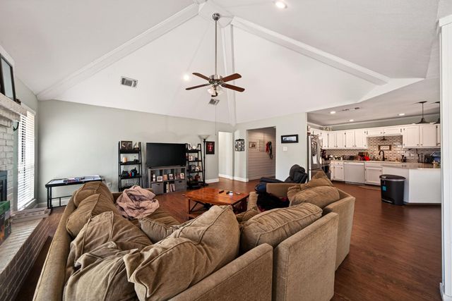 1911 Palace DR, New Braunfels, TX 78130