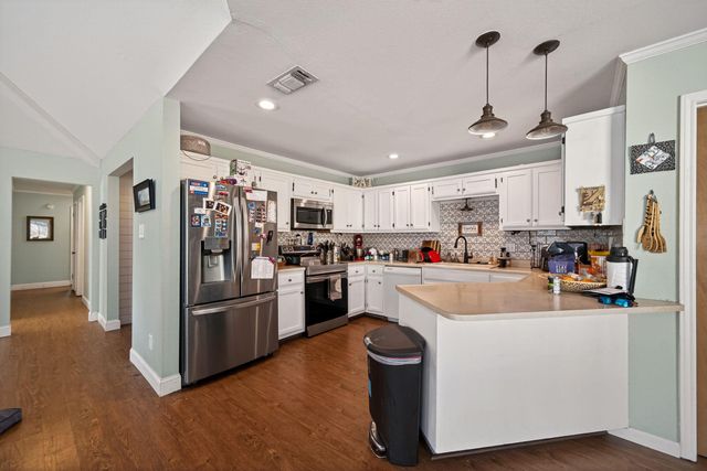 1911 Palace DR, New Braunfels, TX 78130