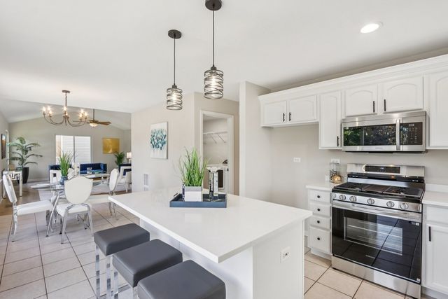 2060 Lyndhurst Lane, Aurora, IL 60503