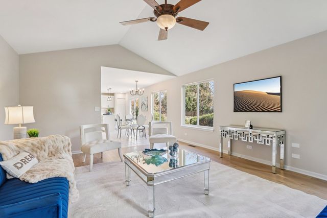 2060 Lyndhurst Lane, Aurora, IL 60503