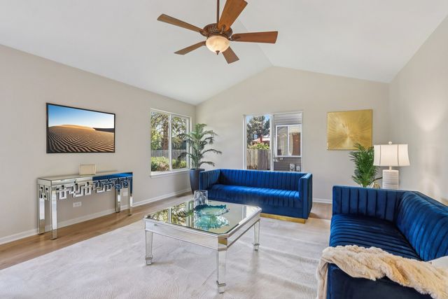 2060 Lyndhurst Lane, Aurora, IL 60503