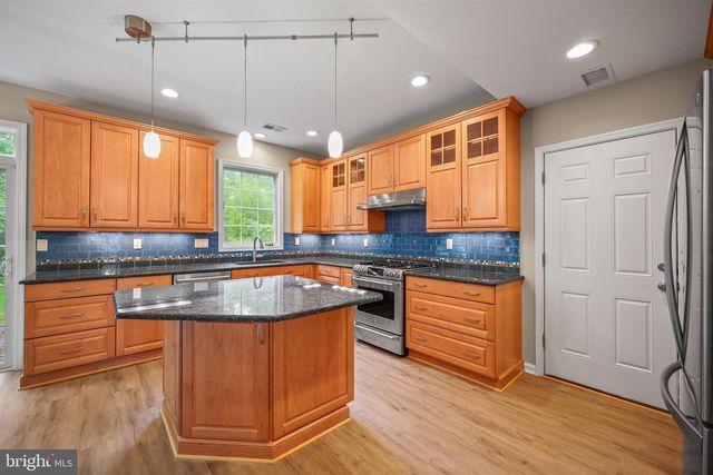 19 LARCHMONT CT, Pennington, NJ 08534