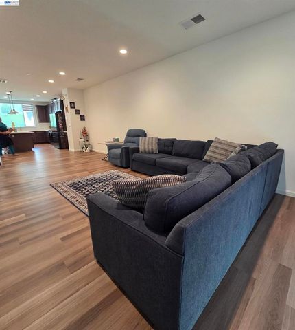 5585 Holly Bay Avenue, Dublin, CA 94568