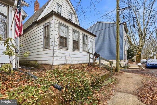 82 CENTRAL AVE, Morrisville, PA 19067