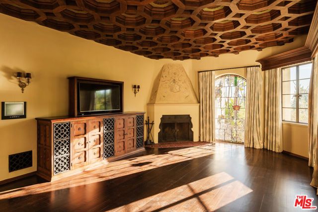 2400 Inverness Avenue, Los Angeles, CA 90027