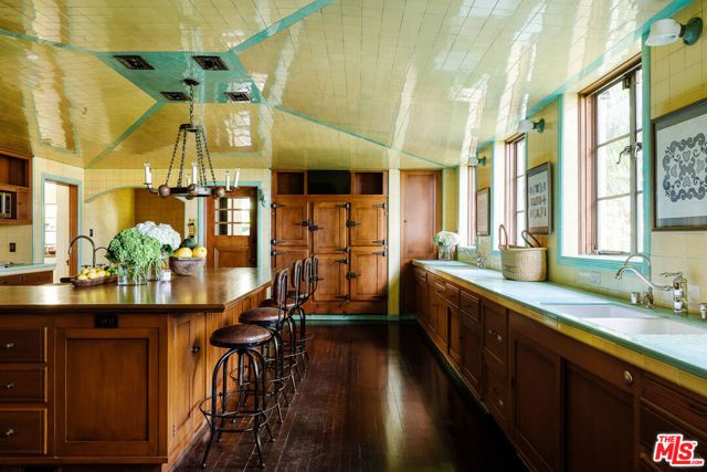 2400 Inverness Avenue, Los Angeles, CA 90027