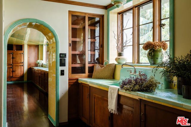 2400 Inverness Avenue, Los Angeles, CA 90027