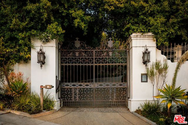 2400 Inverness Avenue, Los Angeles, CA 90027