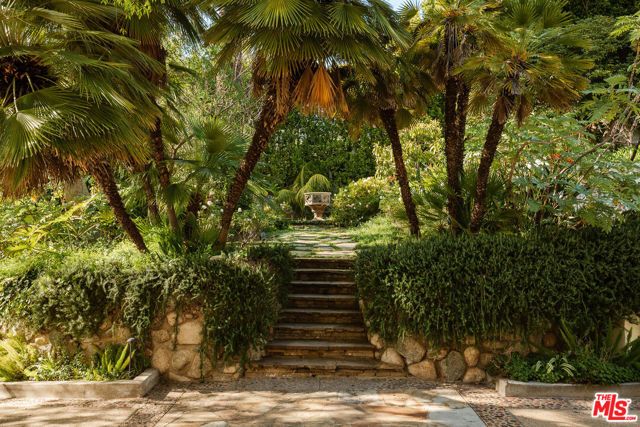 2400 Inverness Avenue, Los Angeles, CA 90027