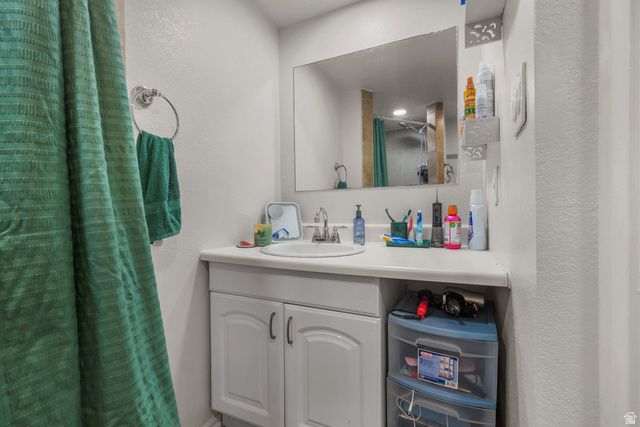 5828 S SALEM AVE, Kearns, UT 84118