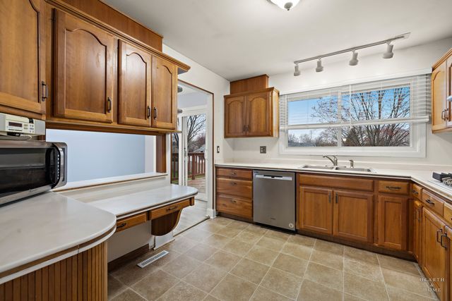 582 Arthur Drive, Cary, IL 60013