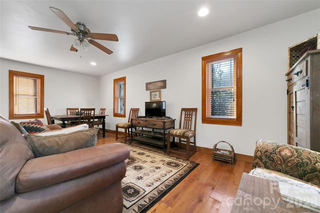 370 Moons Rest Lane, Brevard, NC 28712