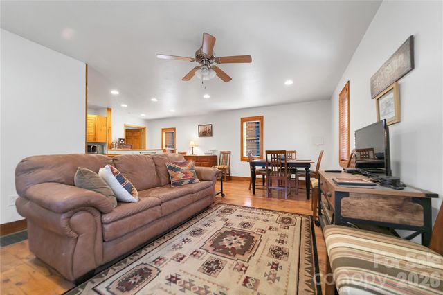 370 Moons Rest Lane, Brevard, NC 28712