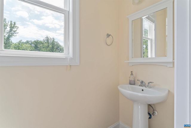 322 CLAIBOURNE RD, Crozet, VA 22932