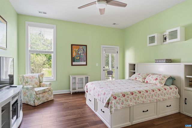 322 CLAIBOURNE RD, Crozet, VA 22932