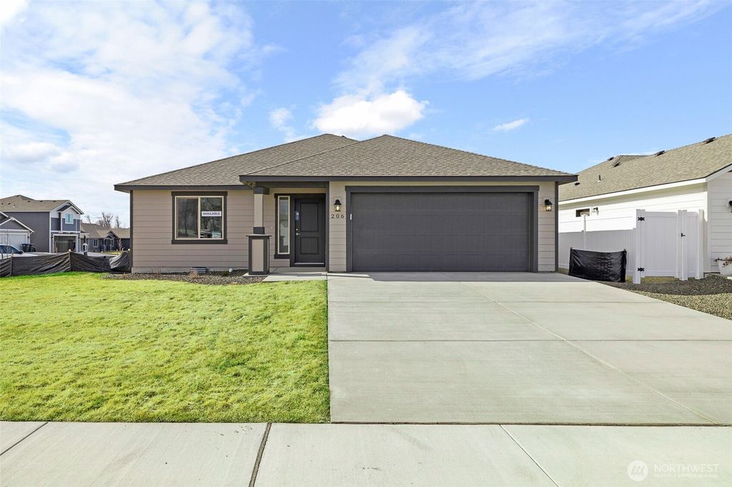206 Lessor Loop, Moses Lake, WA 98837