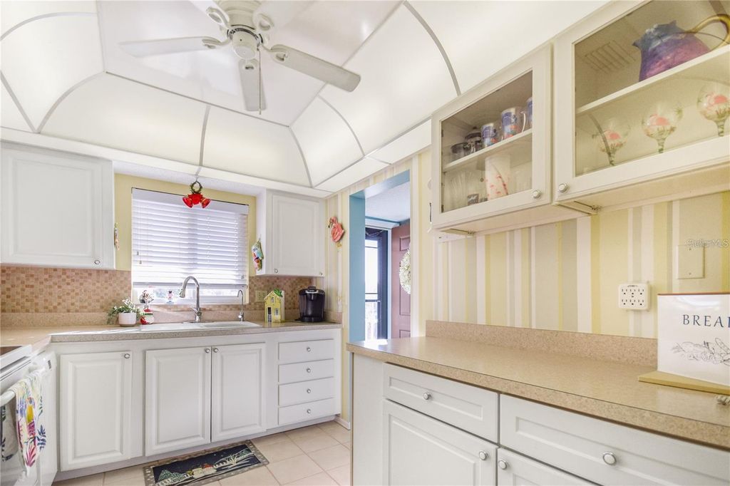 Image 4 of property listing at 3617 LAKE BAYSHORE DRIVE J-401, Bradenton, FL 34205