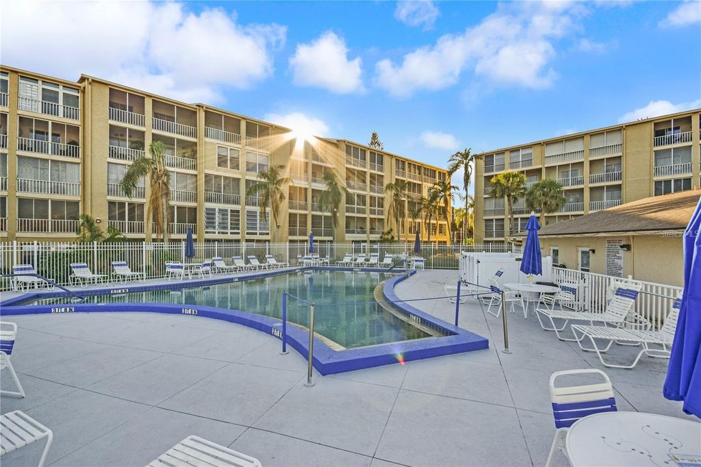 Image 34 of property listing at 3617 LAKE BAYSHORE DRIVE J-401, Bradenton, FL 34205