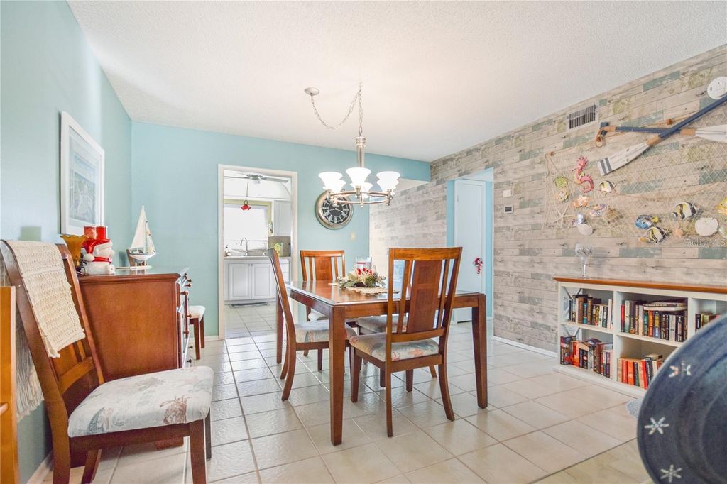 Image 9 of property listing at 3617 LAKE BAYSHORE DRIVE J-401, Bradenton, FL 34205