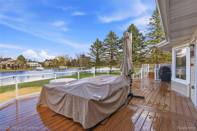 3860 E Commerce Road, Commerce Twp, MI 48382