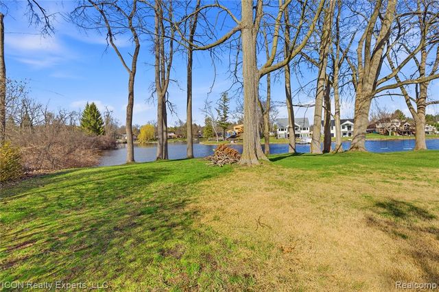 3860 E Commerce Road, Commerce Twp, MI 48382