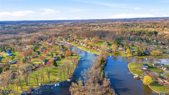 3860 E Commerce Road, Commerce Twp, MI 48382
