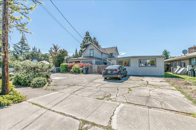 1984 Brookhurst Street, Medford, OR 97504