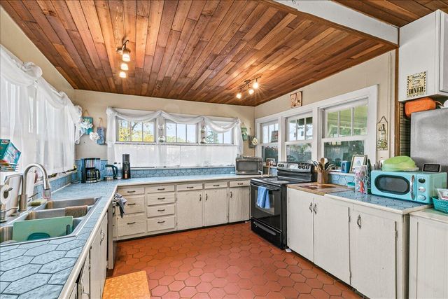 1984 Brookhurst Street, Medford, OR 97504