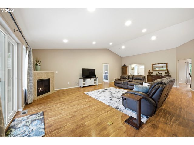 946 PAINE Rd, Castle Rock, WA 98611