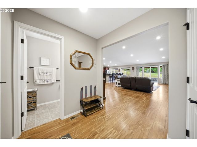 946 PAINE Rd, Castle Rock, WA 98611