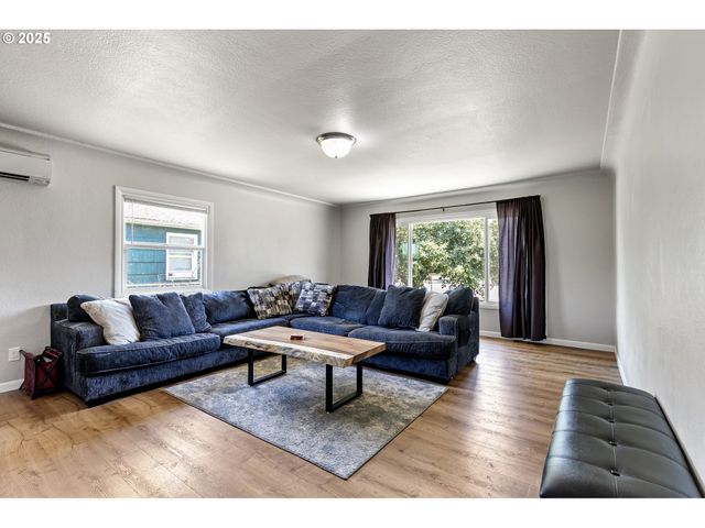 2114 CENTENNIAL Blvd, Springfield, OR 97477