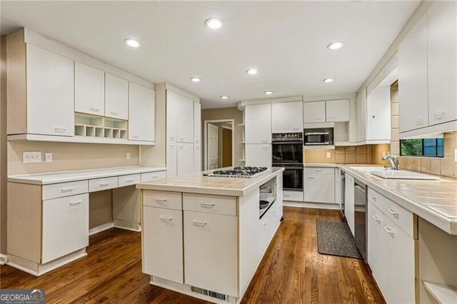 145 Old College Way, Sandy Springs, GA 30328