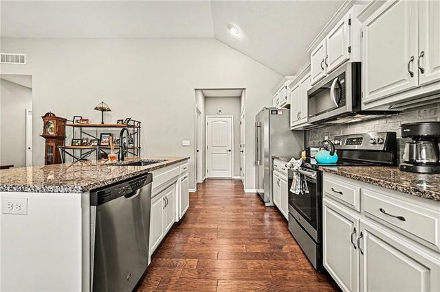 205 Ashmont Drive, Smithville, MO 64089