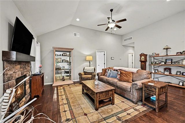 205 Ashmont Drive, Smithville, MO 64089