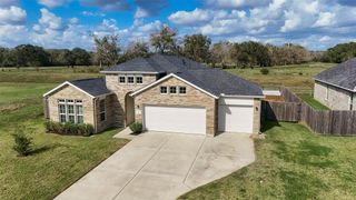422 Wellshire Drive, West Columbia, TX 77486