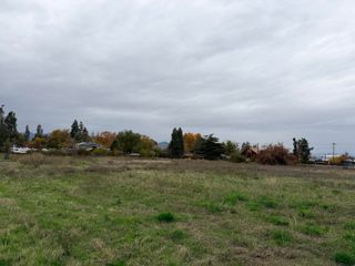 2335 W Stewart Avenue, Medford, OR 97501