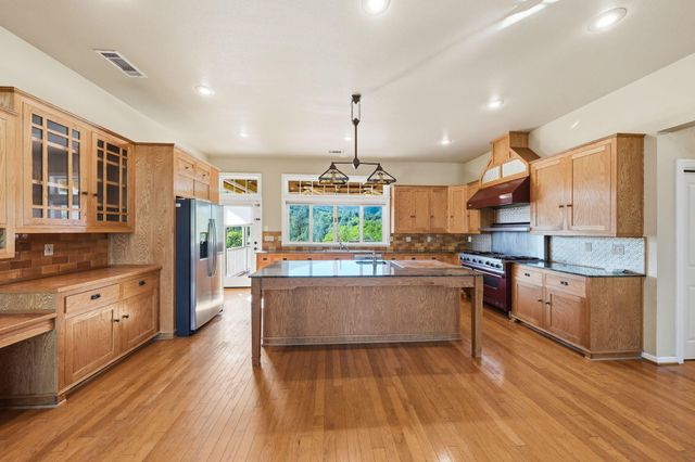 15725 Horseless Carriage Drive, Redding, CA 96001