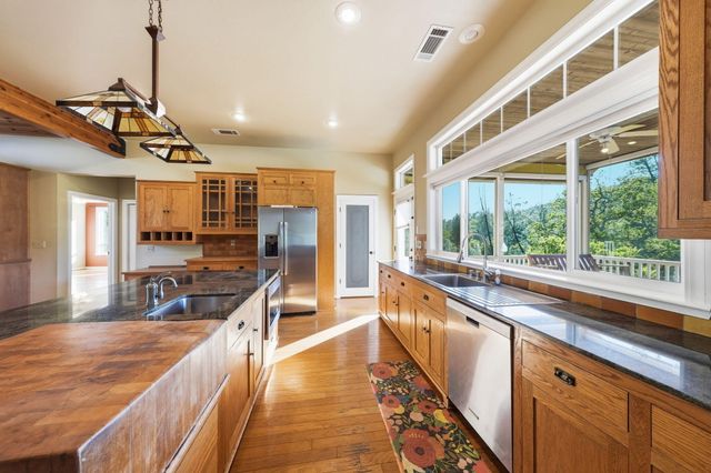 15725 Horseless Carriage Drive, Redding, CA 96001