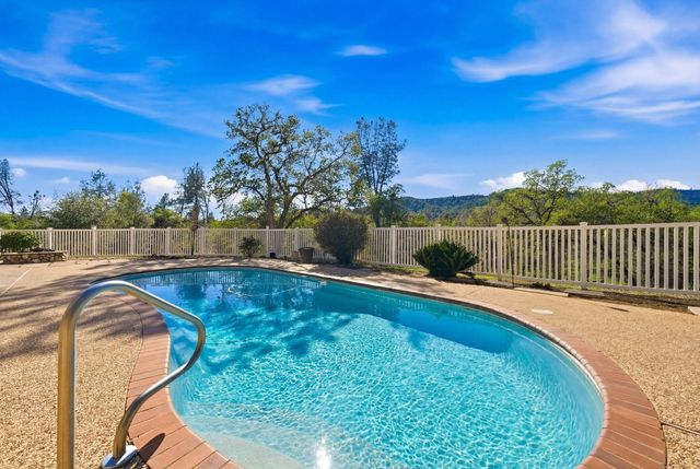 15725 Horseless Carriage Drive, Redding, CA 96001