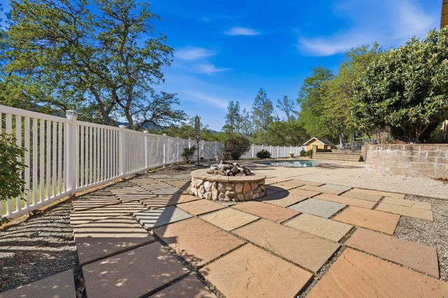 15725 Horseless Carriage Drive, Redding, CA 96001