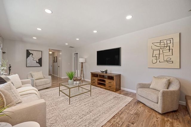 832 Piccadilly Cir, Sacramento, CA 95864