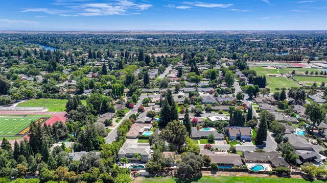 832 Piccadilly Cir, Sacramento, CA 95864