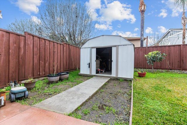 1242 Tulloch Dr, Tracy, CA 95304