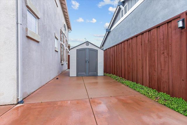 1242 Tulloch Dr, Tracy, CA 95304