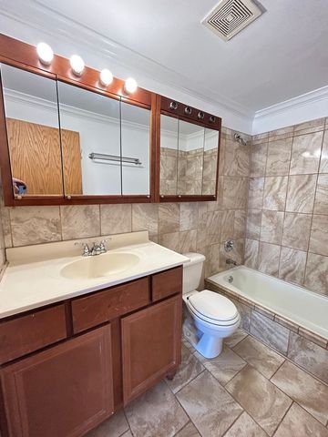 5850 W 87th Street 2A, Burbank, IL 60459